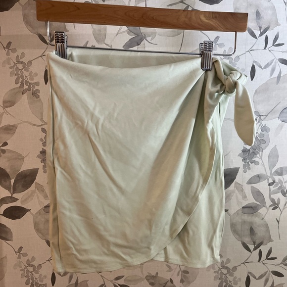 ✨ Saturn Mini Skirt✨ - Picture 3 of 4